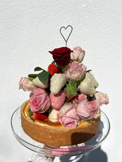 Torten Gesteck aus Schokoerdbeeren und Blumen