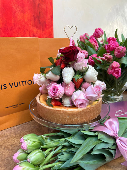 Torten Gesteck aus Schokoerdbeeren und Blumen