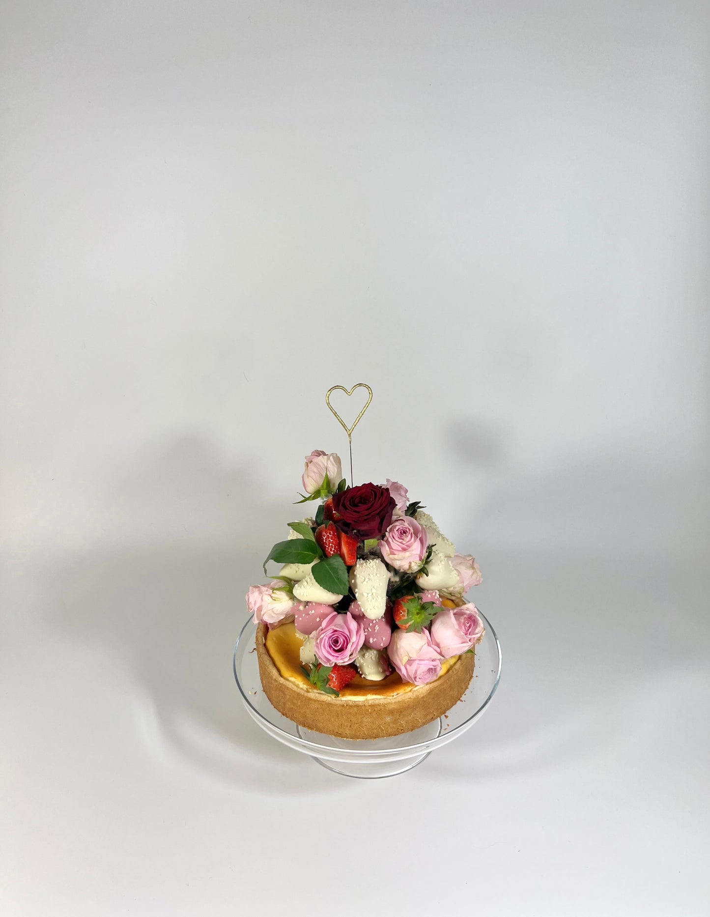 Torten Gesteck aus Schokoerdbeeren und Blumen