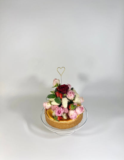 Torten Gesteck aus Schokoerdbeeren und Blumen