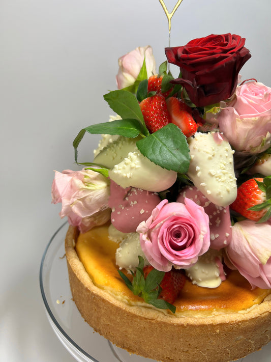 Torten Gesteck aus Schokoerdbeeren und Blumen
