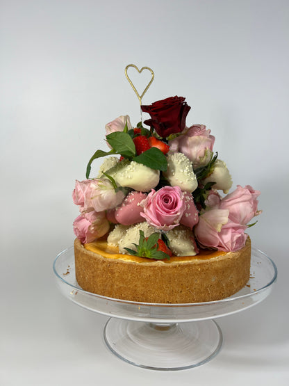 Torten Gesteck aus Schokoerdbeeren und Blumen